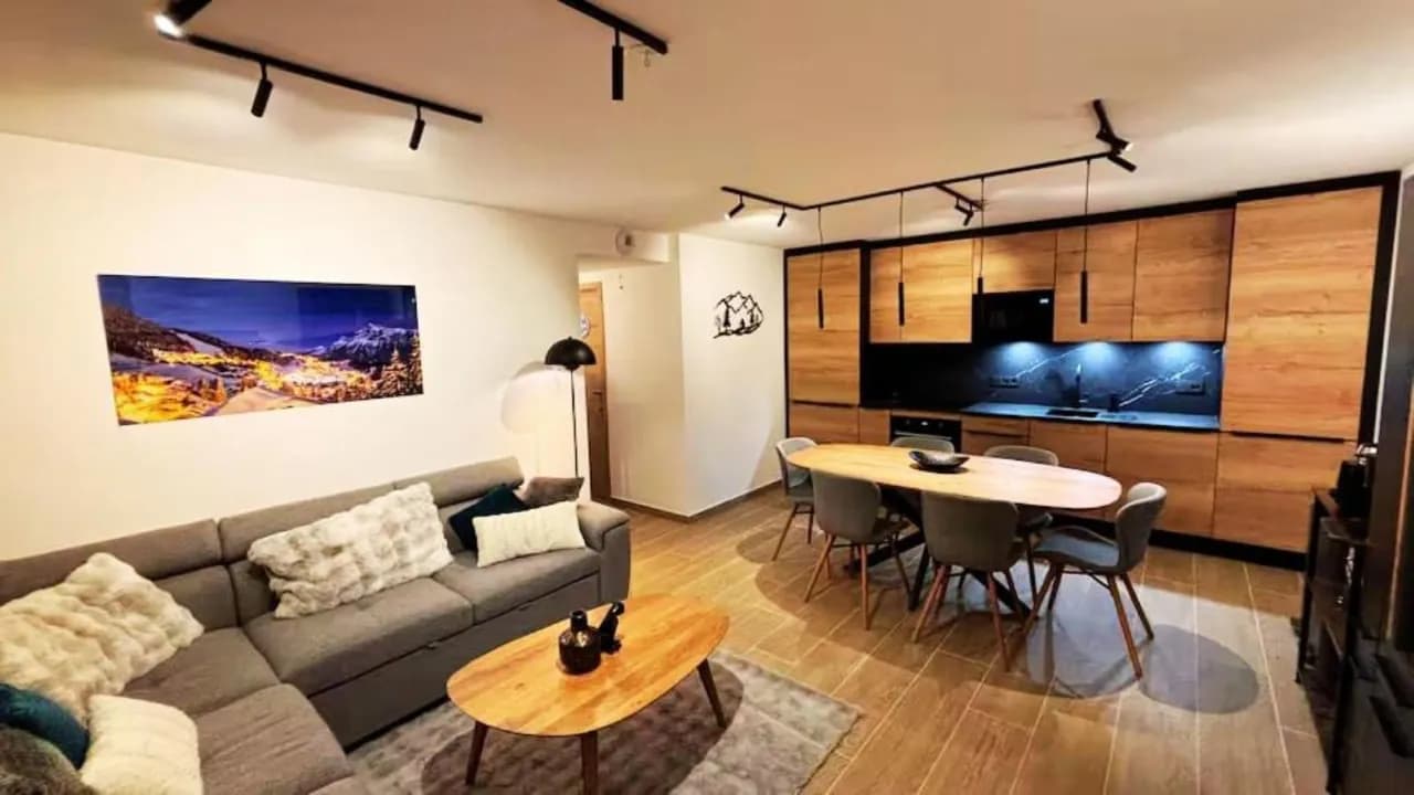 Séjour lumineux et cuisine équipée d'un appartement géré par VM Conciergerie